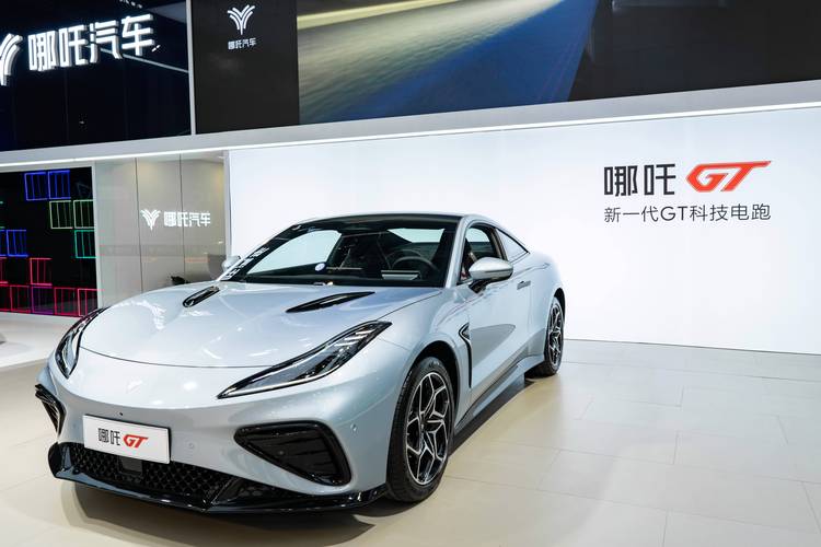 成都177哪吒汽车在智能汽车领域的表现，领途汽车在新能源汽车市场中的影响力